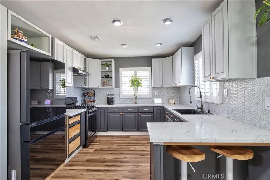 910 W Granada Court — photo
