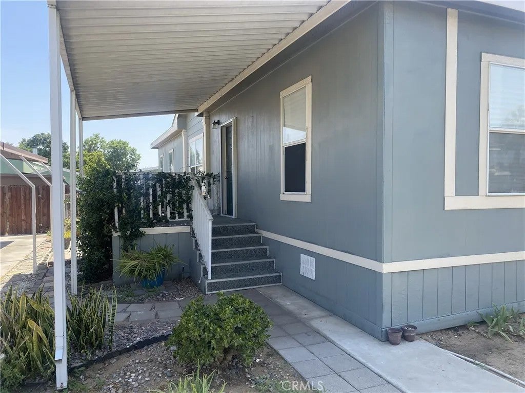 1155 S Riverside 76 — photo