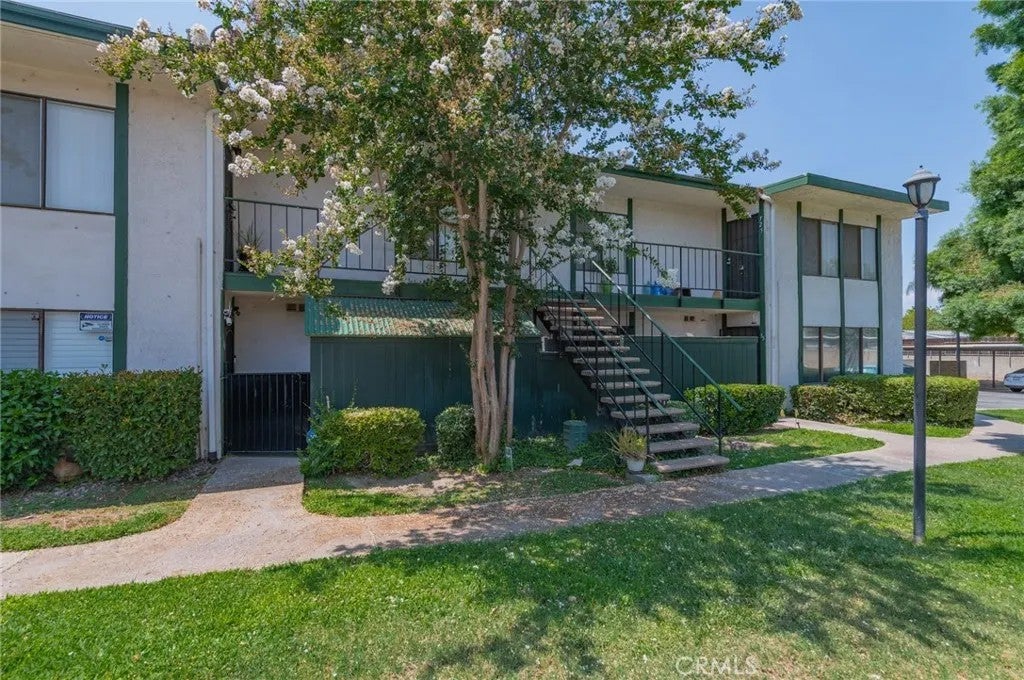 1735 E Washington Street F-15 — photo