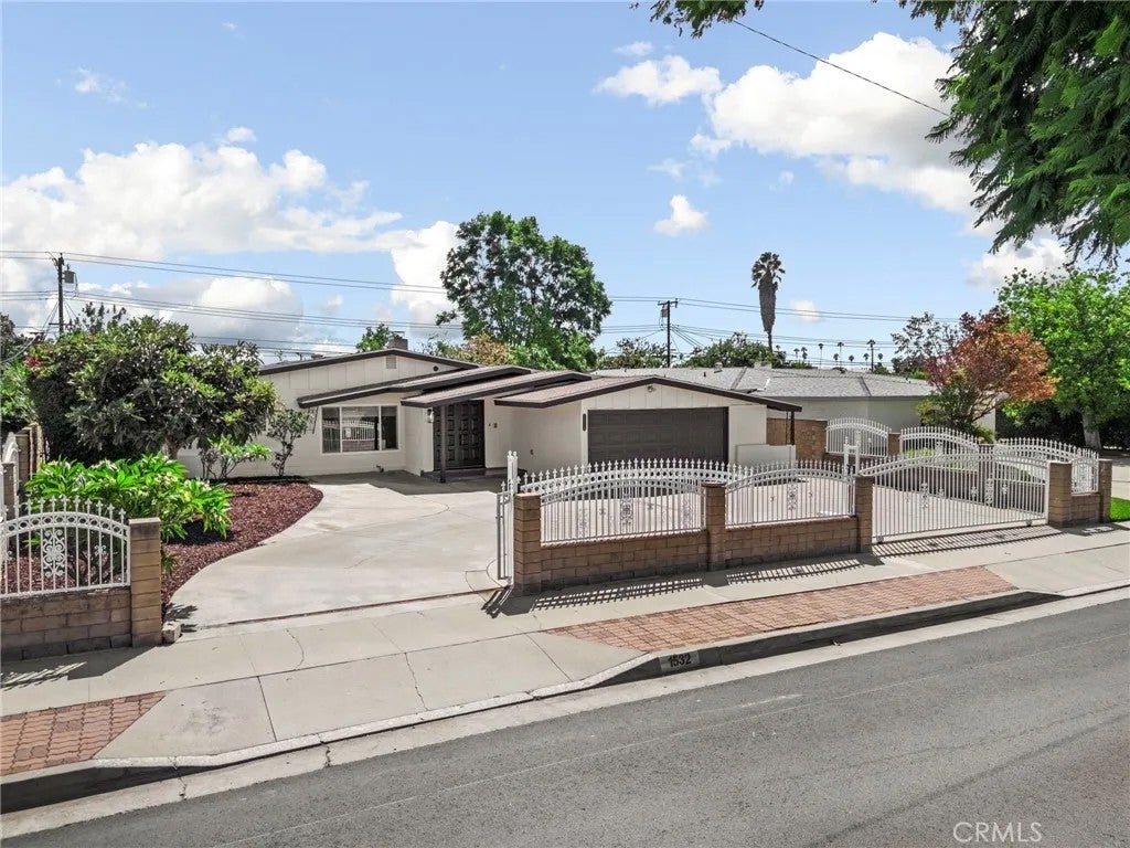 1532 E Rowland Avenue — photo