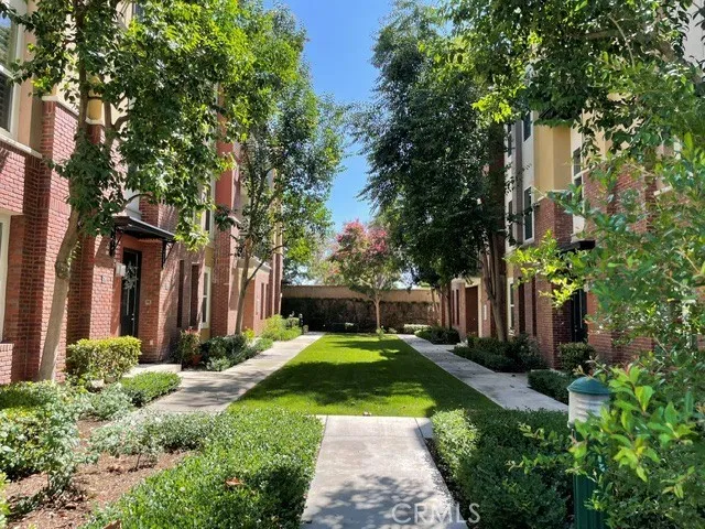 732 W 1st Street — photo