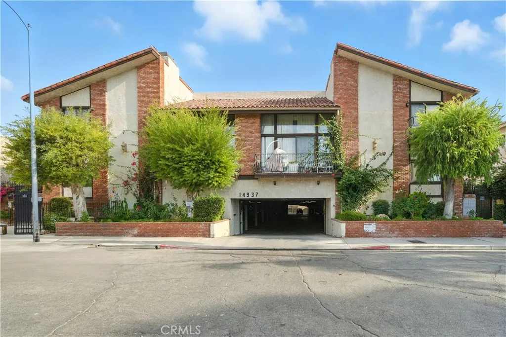 14937 Sherman Way Unit 7 — photo