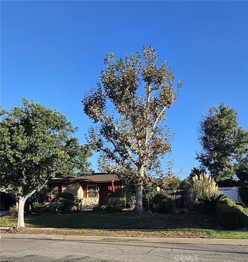 1323 E Bennett Avenue — photo