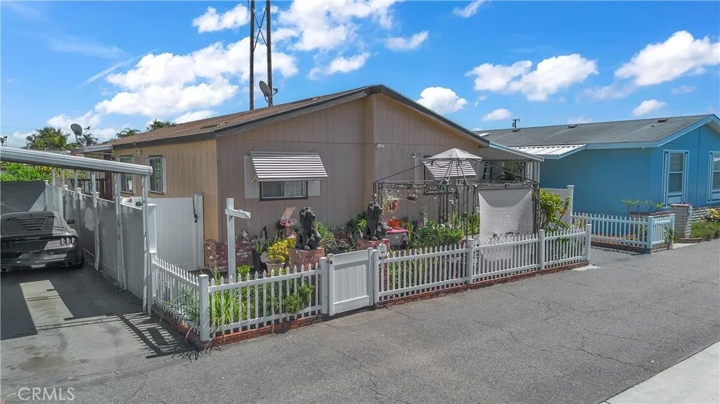8681 Katella 812 — photo