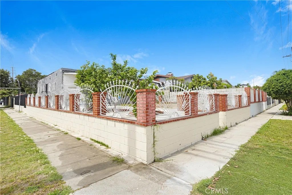 9027 Menlo — photo