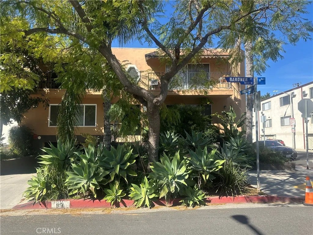 951 N Gardner 6 — photo
