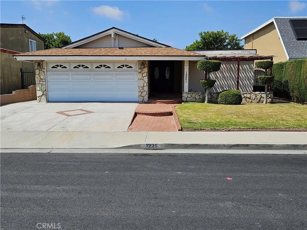 1221 E Denwall — photo