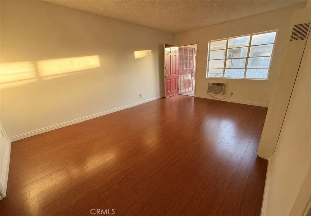 13350 Victory Blvd — photo