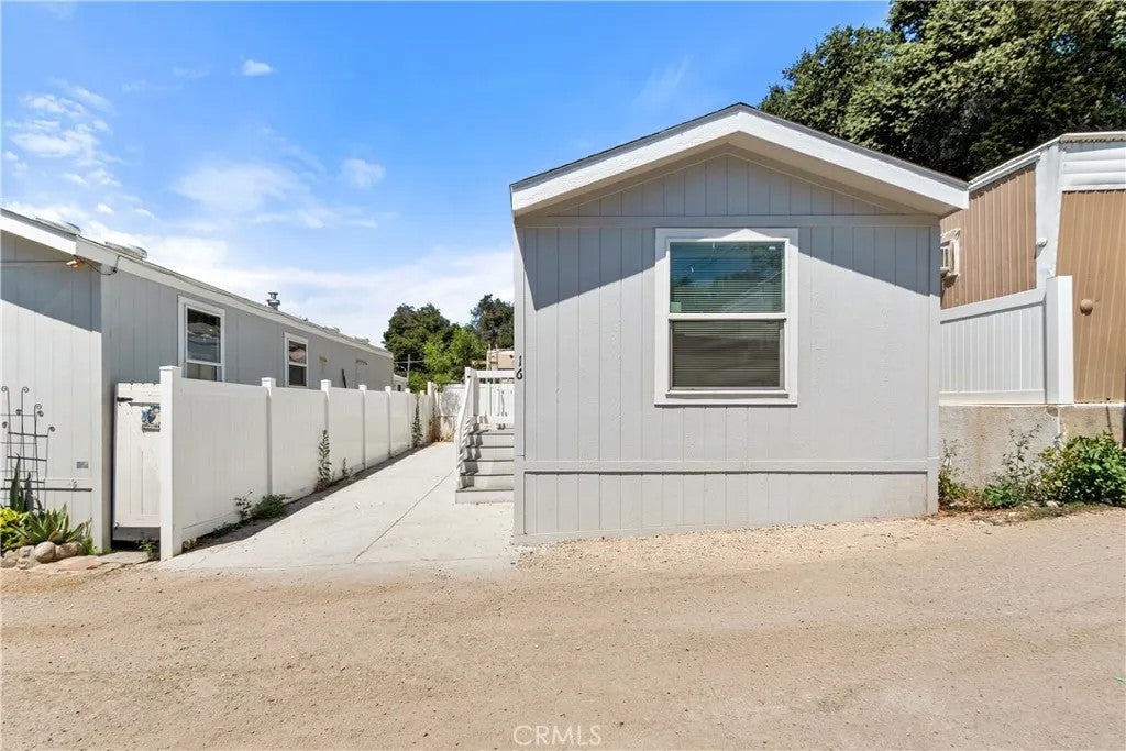12741 Sierra 16 — photo
