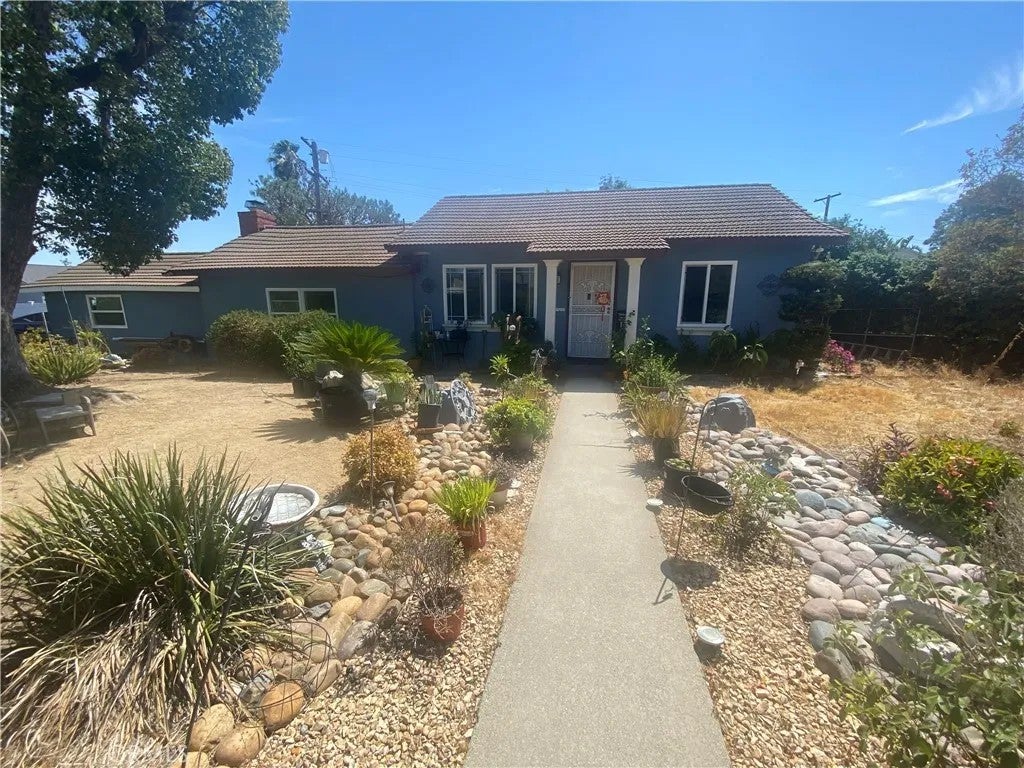 1012 E Rosewood Court — photo