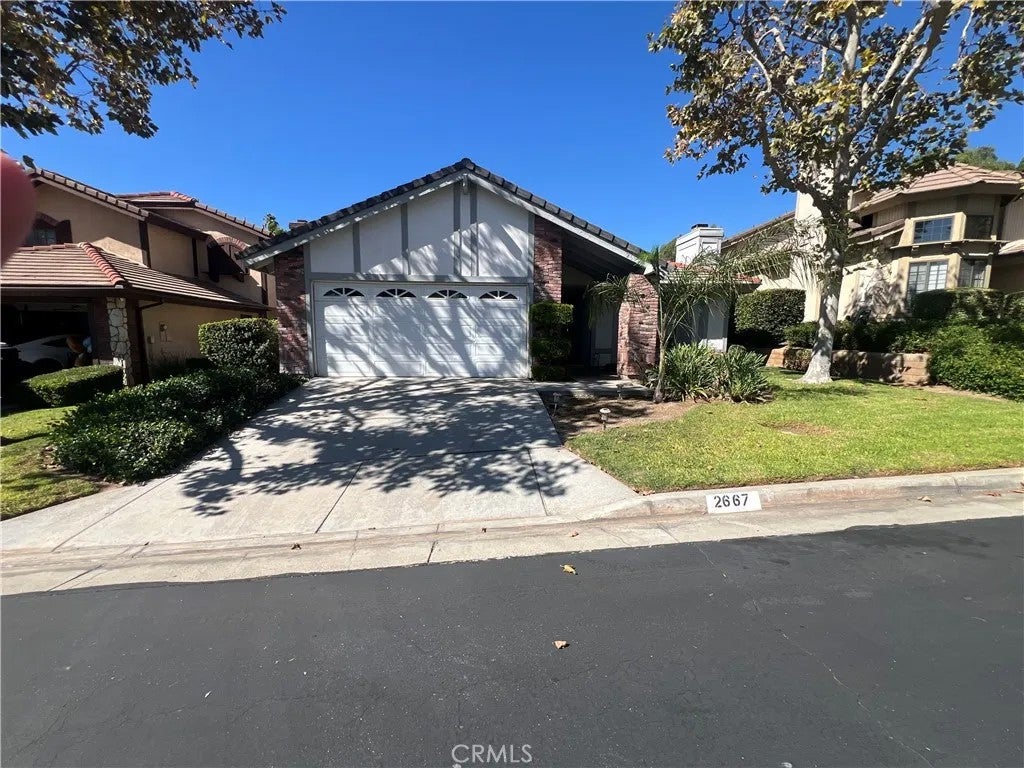 2667 Victoria Park — photo