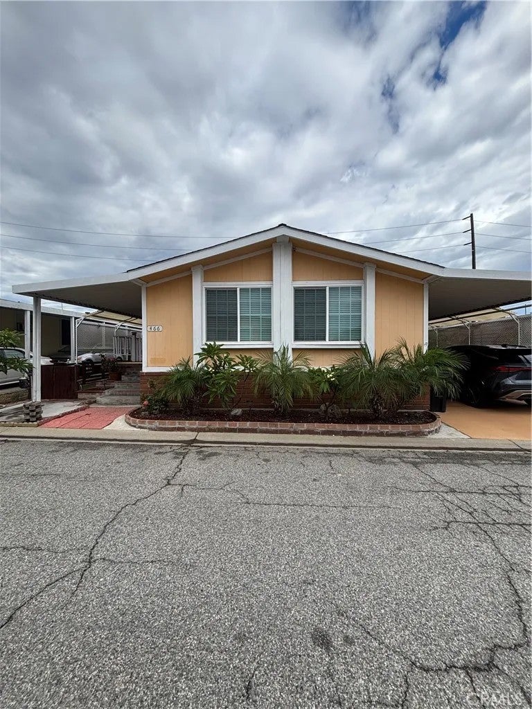 2601 E Victoria 466 — photo