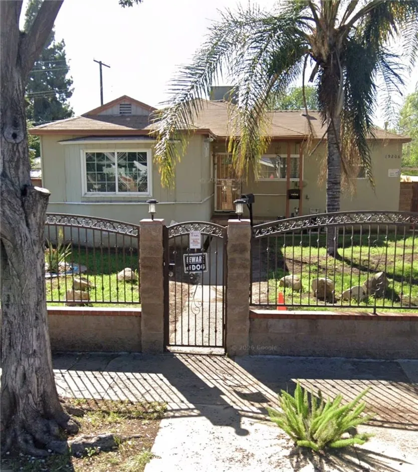 19204 Vanowen — photo