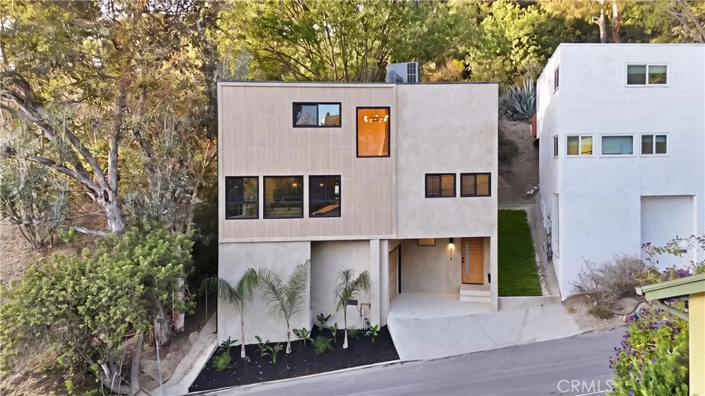 3713 Roberta — photo