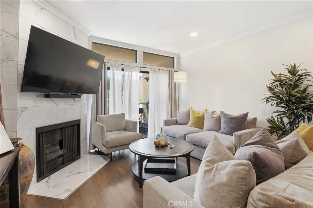 729 S Hobart Boulevard Unit 11 — photo