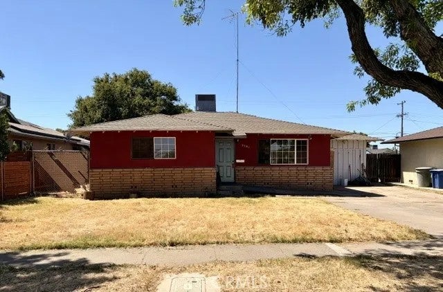 2581 E Gerard — photo