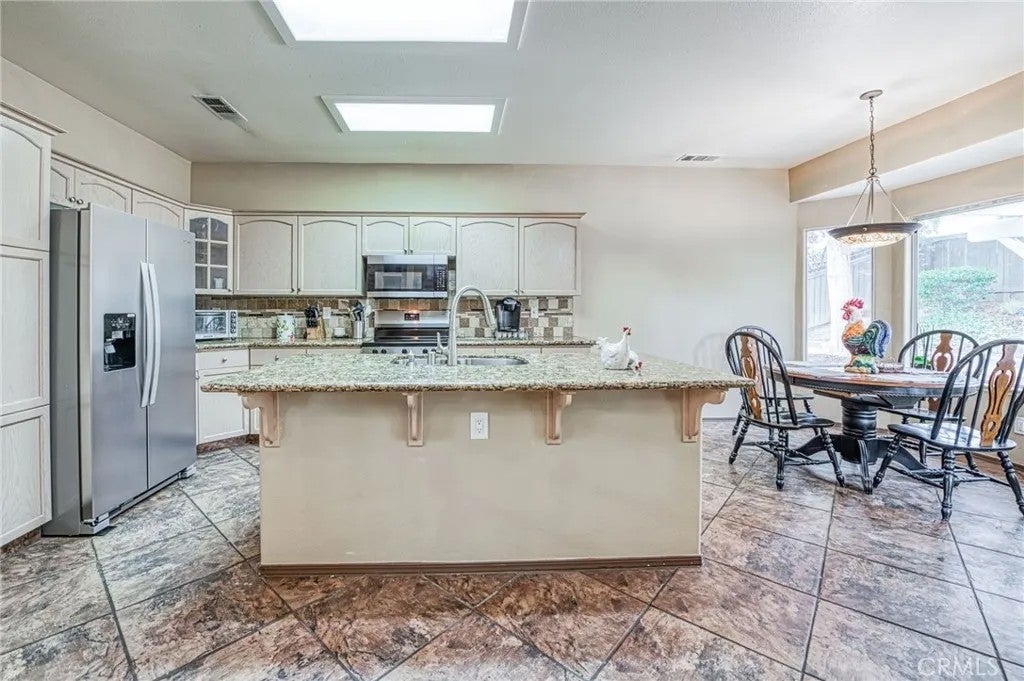10588 E Fieldstone Avenue, Clovis, CA 93619 — photo 3