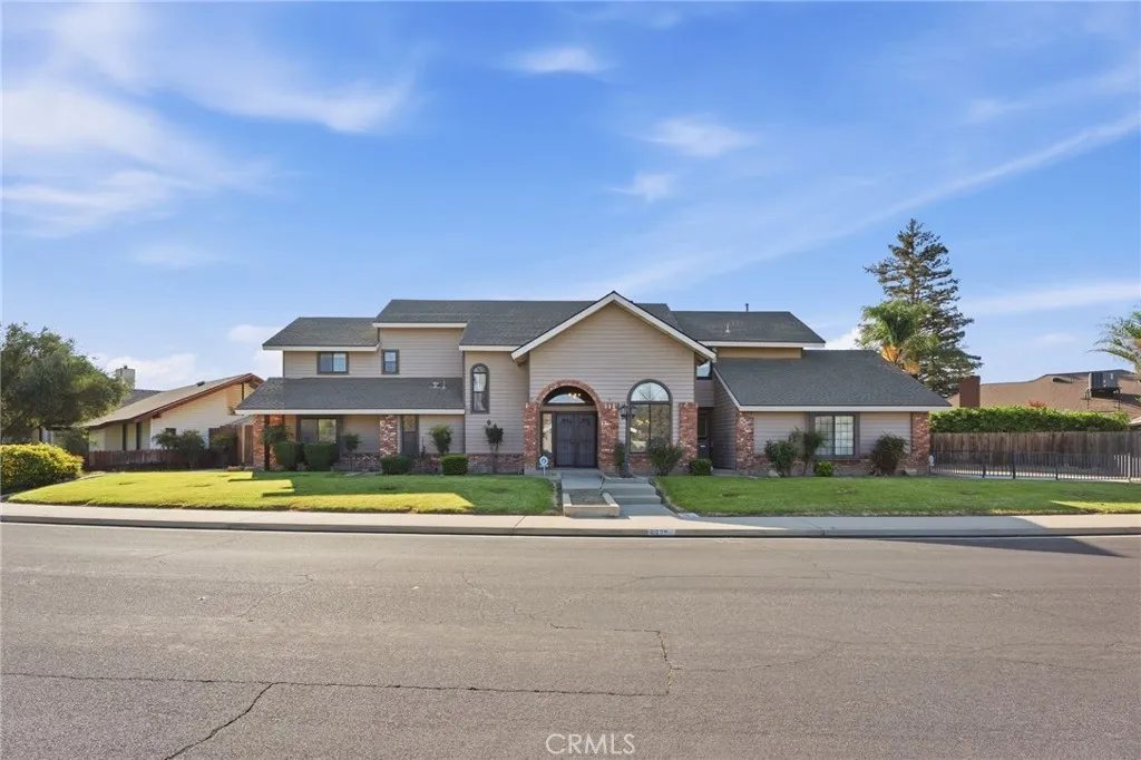 662 S Boyd, Kerman, CA 93630 — photo 2