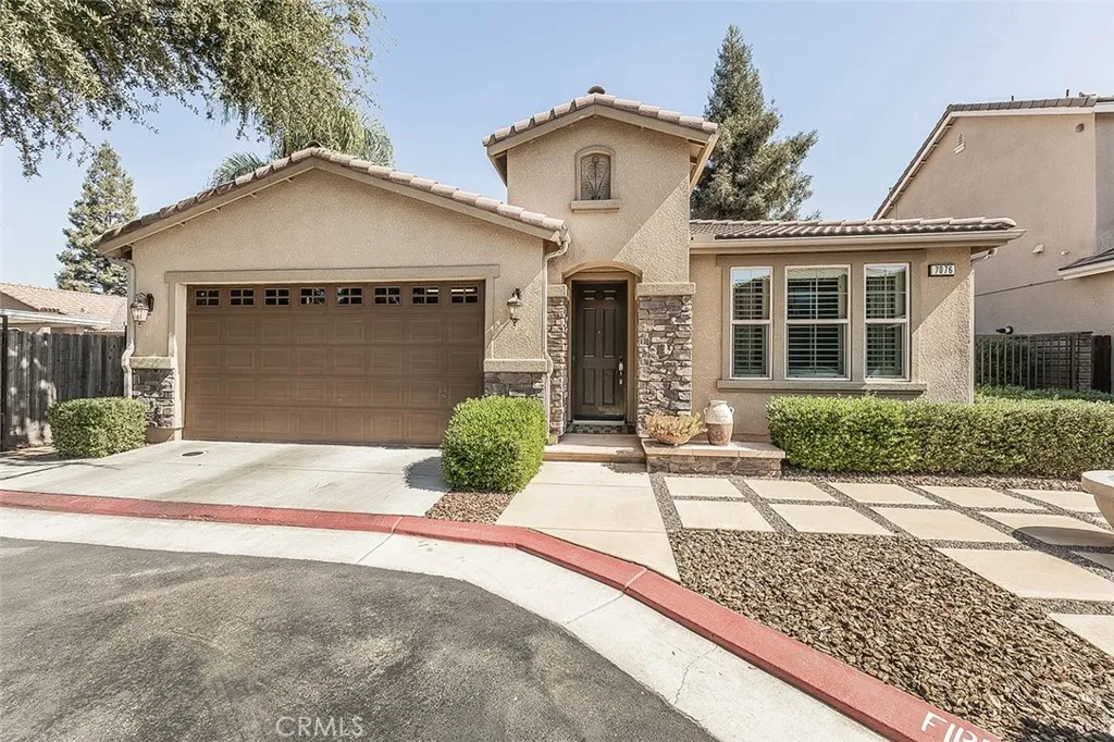7076 N Cedar Hill Drive — photo