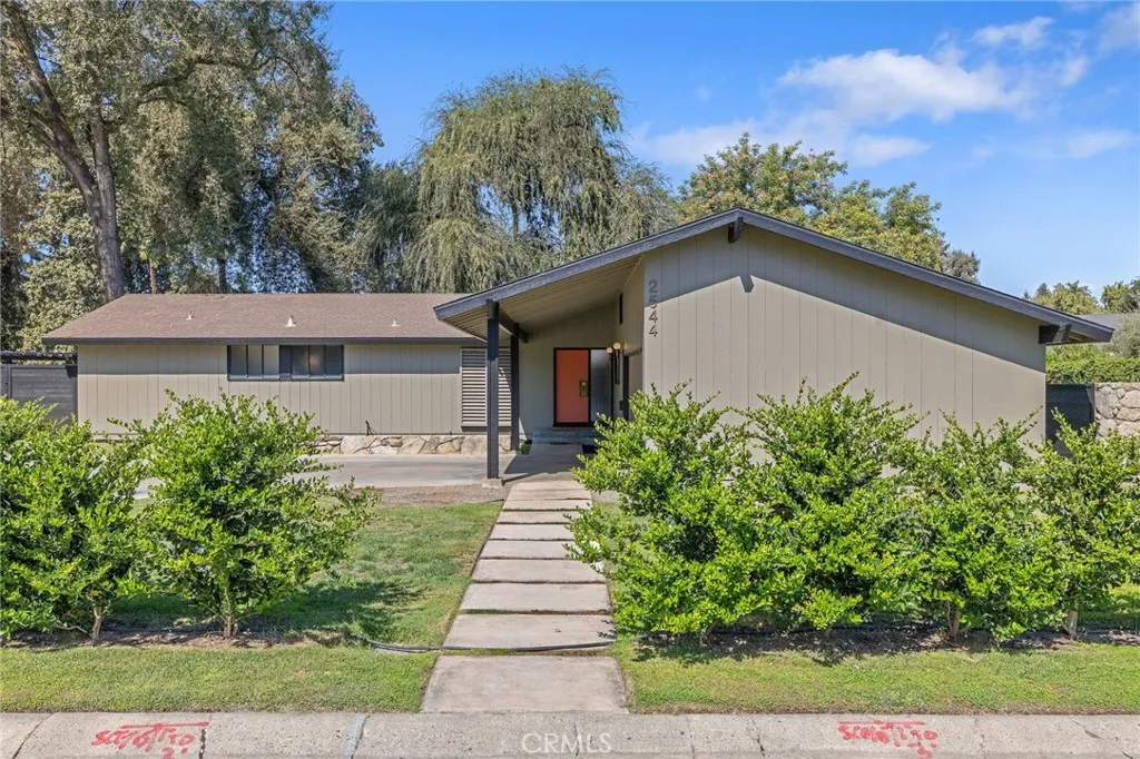2544 W Keogh — photo