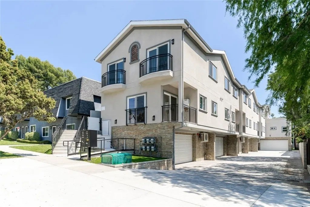 1961 Waltonia Drive 105 — photo