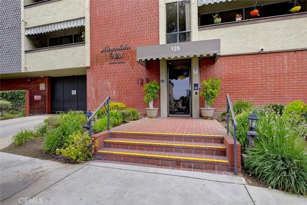 125 W Mountain Street 216 — photo