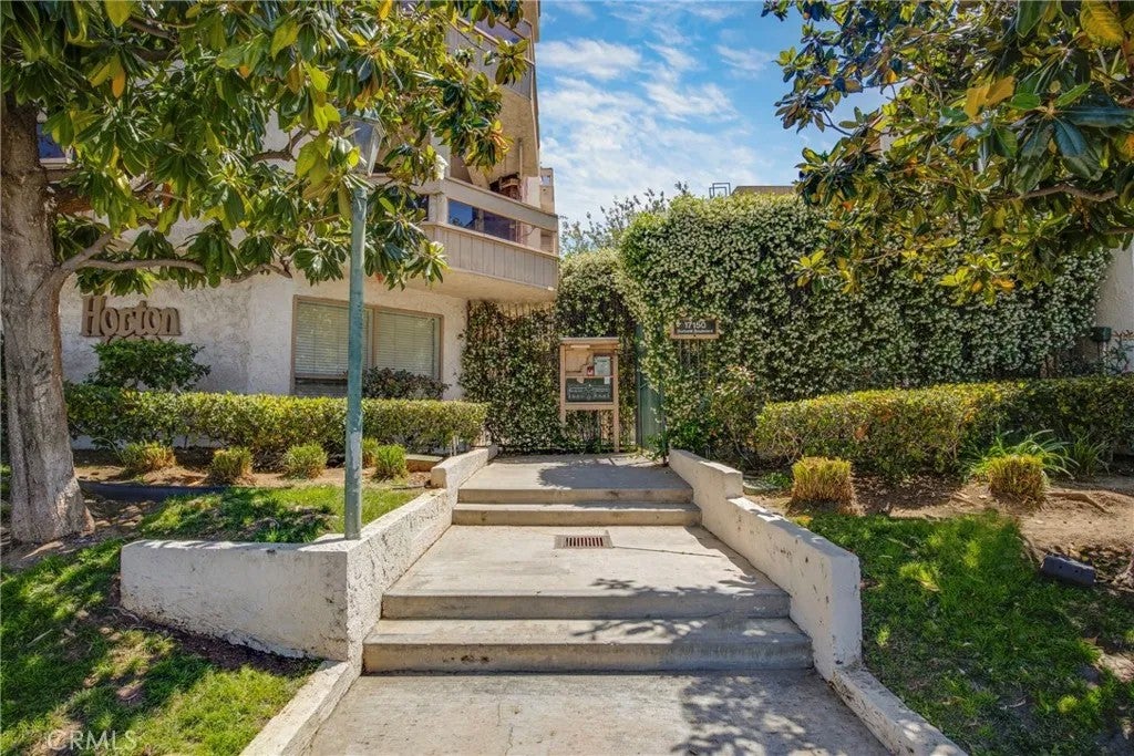 17150 Burbank 23 — photo