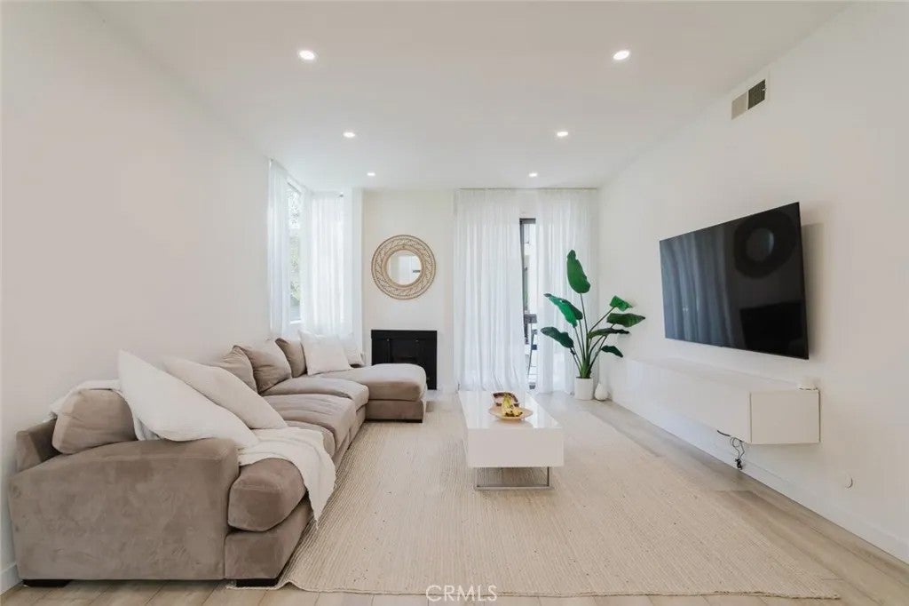 1305 N Columbus Avenue 204 — photo