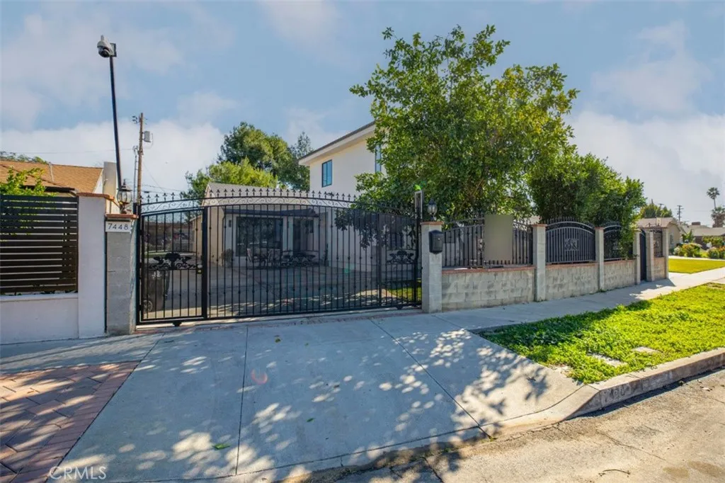 7446 Mammoth Avenue — photo