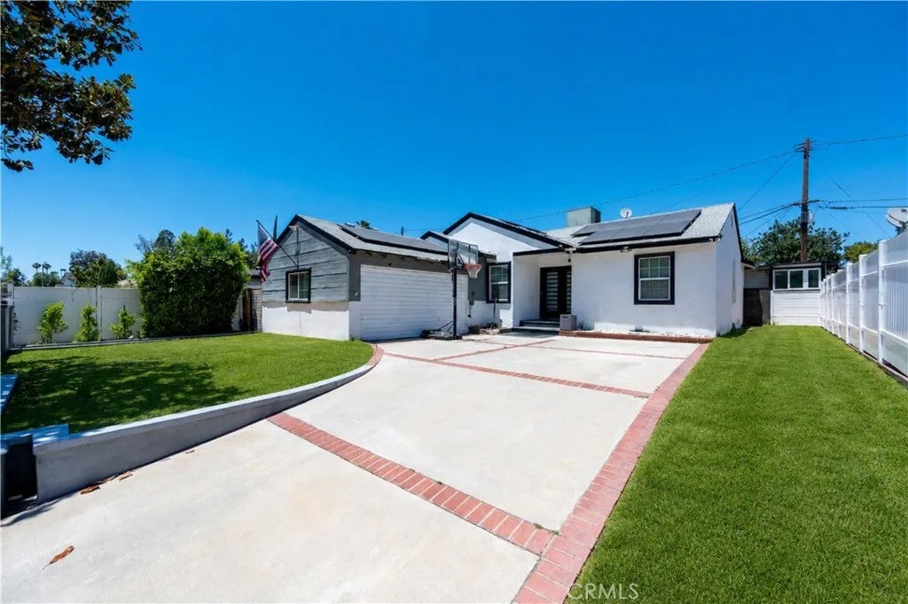 12521 Stagg Street — photo