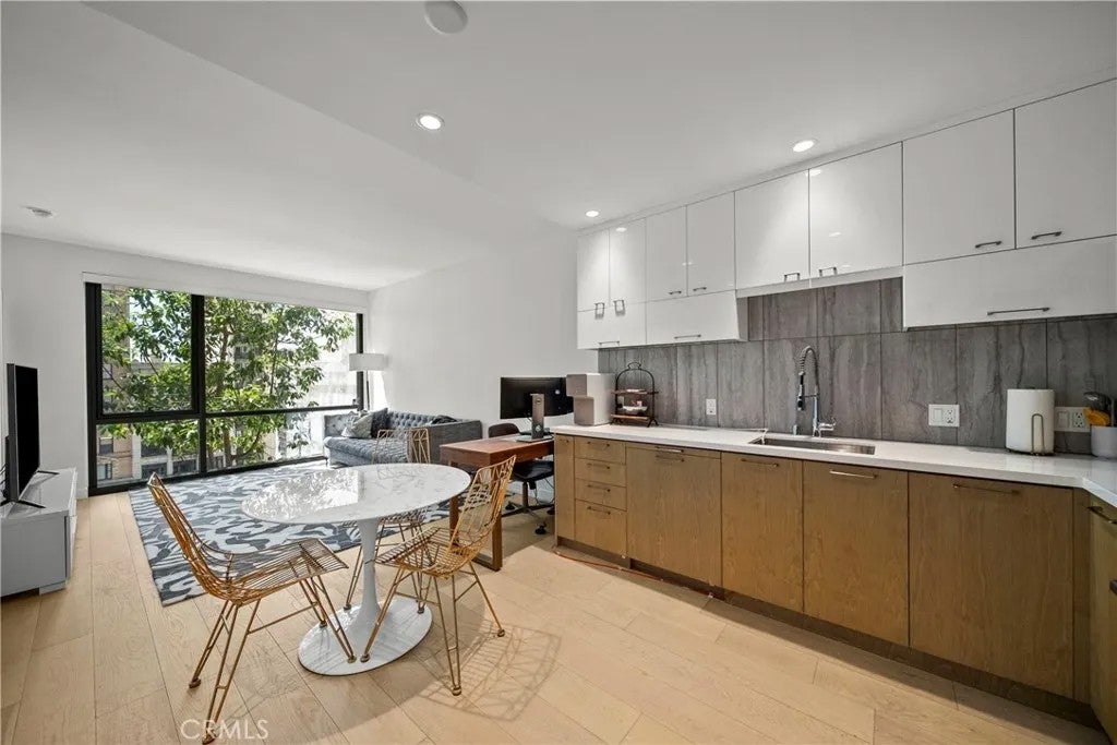 400 S Broadway 828 — photo
