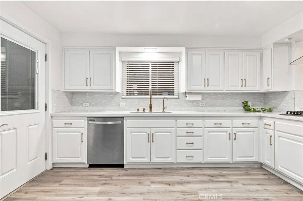 6951 Bellclaire — photo