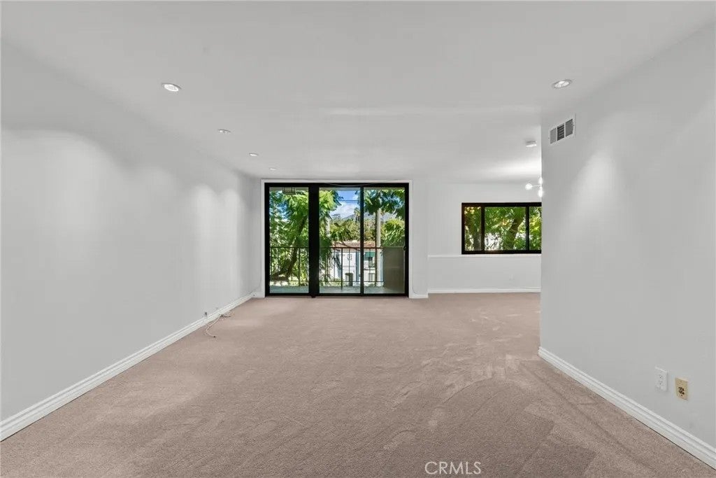 330 W California 316 — photo