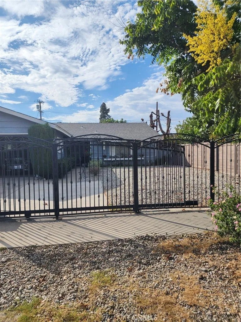 10883 Vinedale — photo