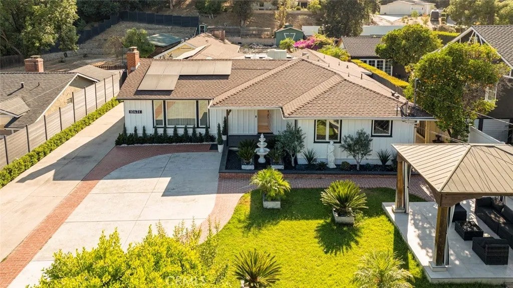 10431 Johanna Street — photo