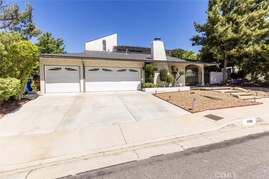 11801 Thunderbird Avenue — photo