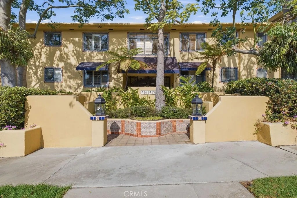 1615 N Laurel Avenue 214 — photo