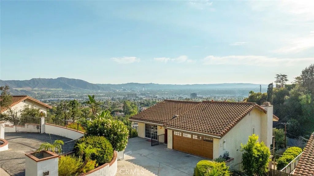 1218 E Tujunga — photo