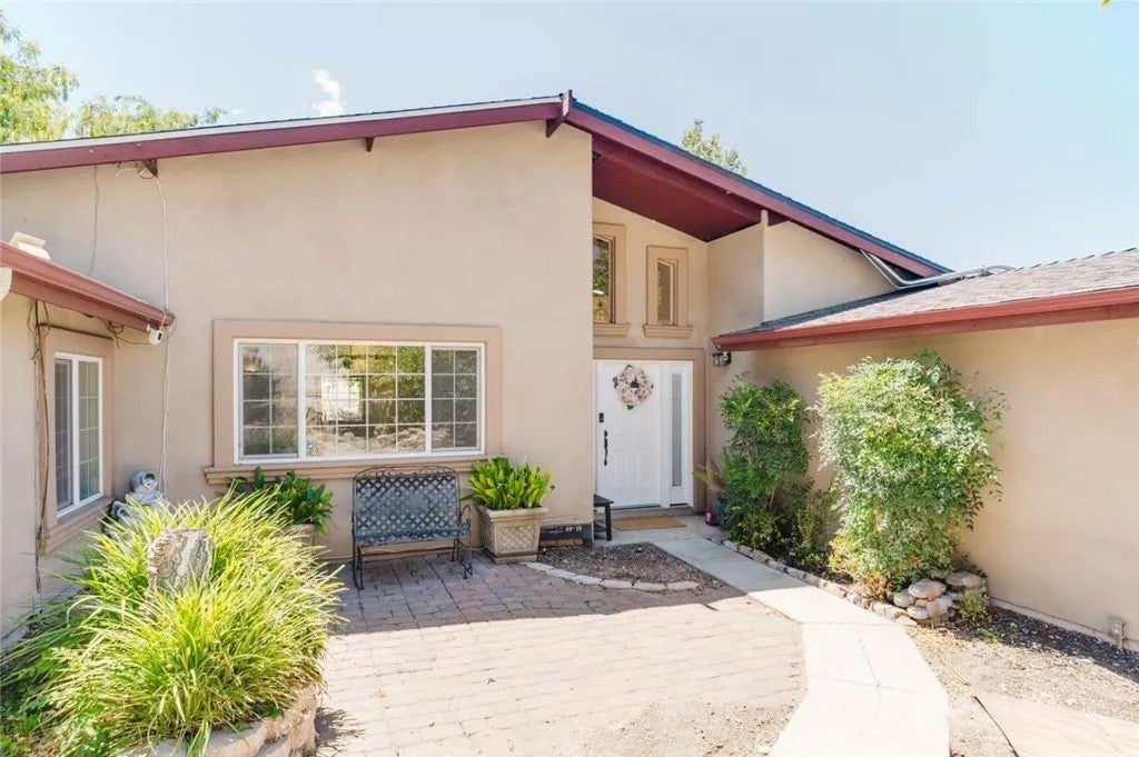 2234 E Hillcrest Drive — photo