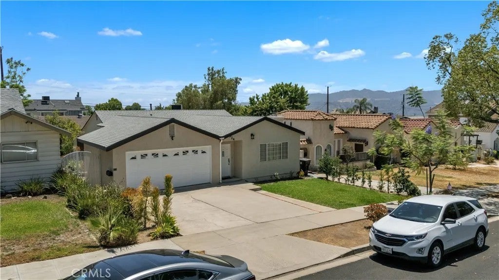 924 E Tujunga — photo