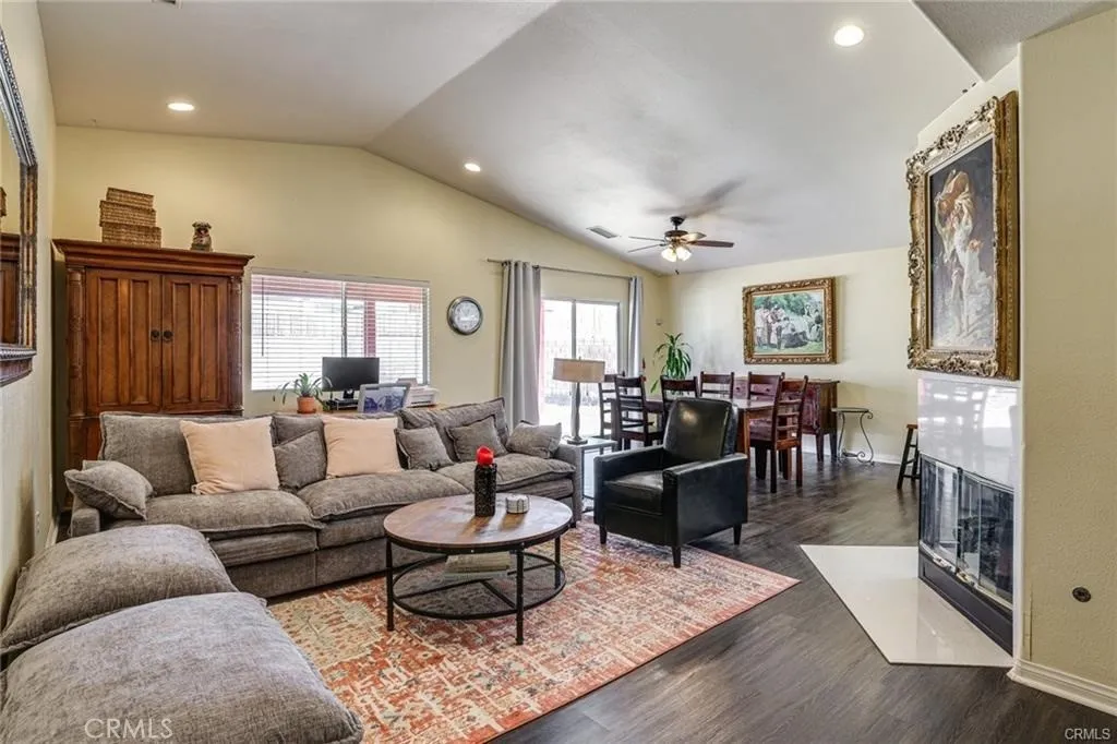 8523 BARBERRY AVE — photo 2