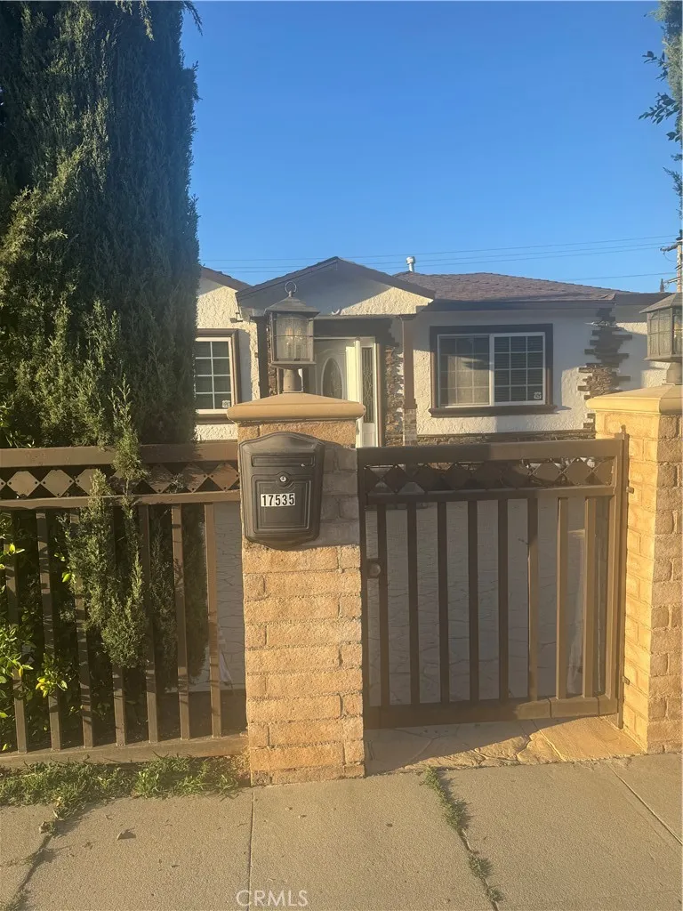 17535 Burbank — photo