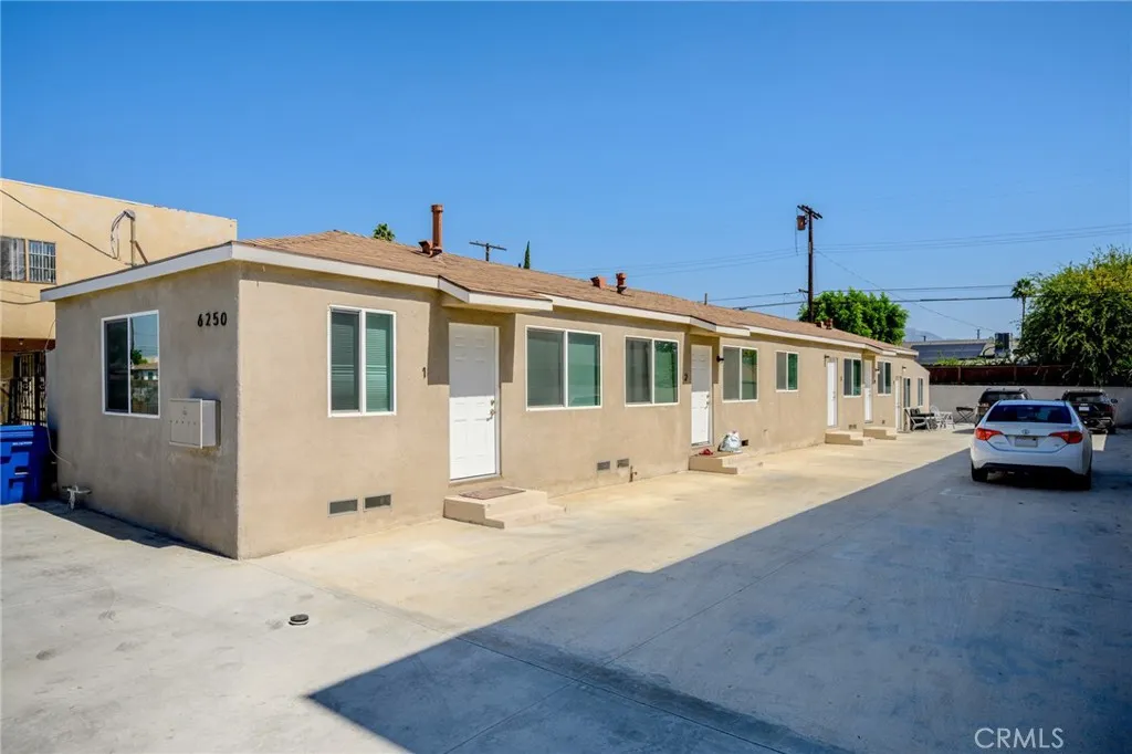 6250 Vineland Avenue Unit 1 — photo