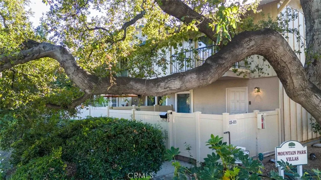 835 N Altadena Drive — photo