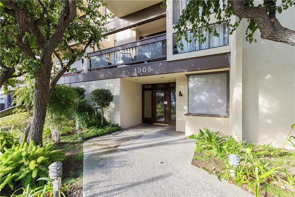 1305 N Columbus Unit 203 — photo