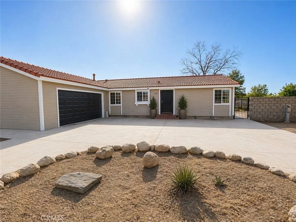 12546 Navajo — photo