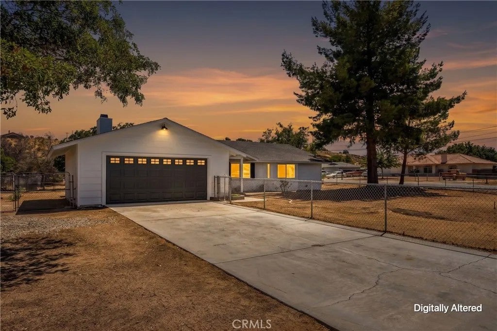 17405 Adobe — photo