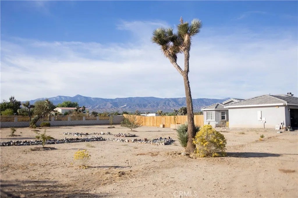 12072 Pacific — photo