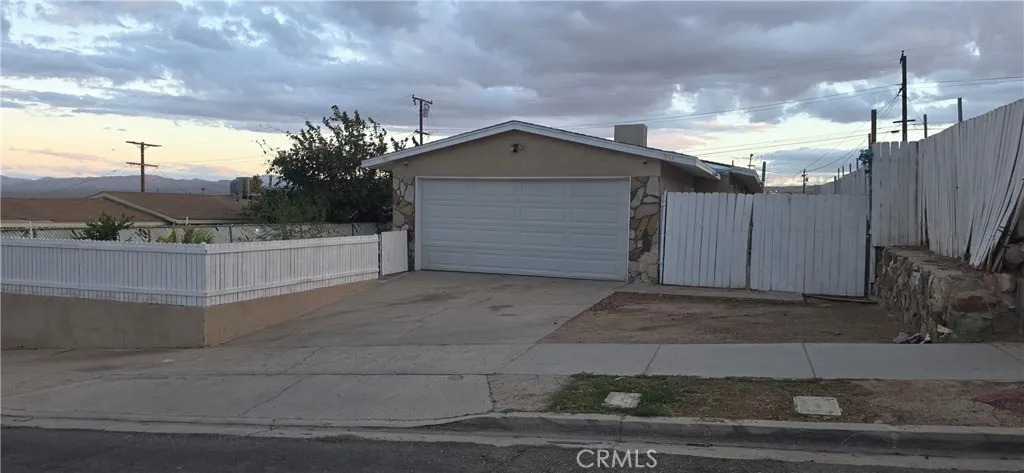934 E Navajo Street — photo