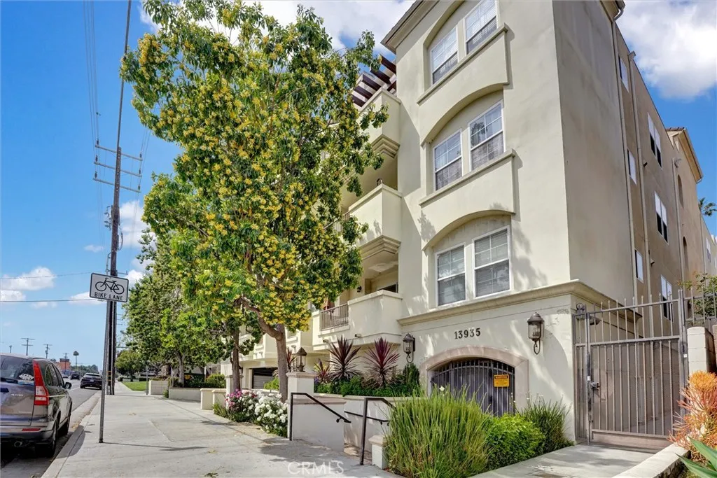 13935 Burbank Unit 105 — photo